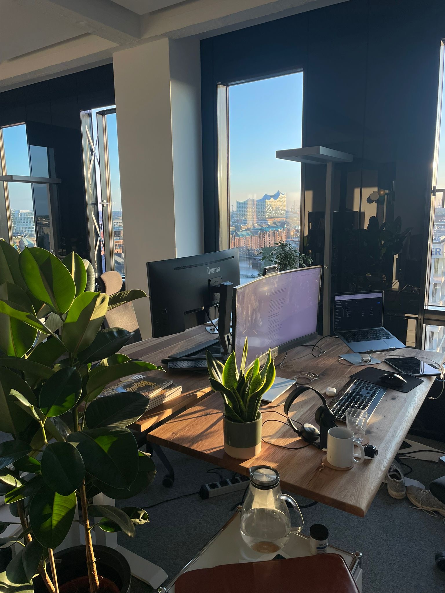 Arbeitsplatz im Hamburger Office mit Blick auf die Elbphilharmonie